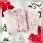 小さいサイズのシニアファッション70代80代90代小柄な高齢者向けオシャレなSサイズ服冬のギフトプレゼントにオススメな暖かいカーディガンとセーターのアンサンブル